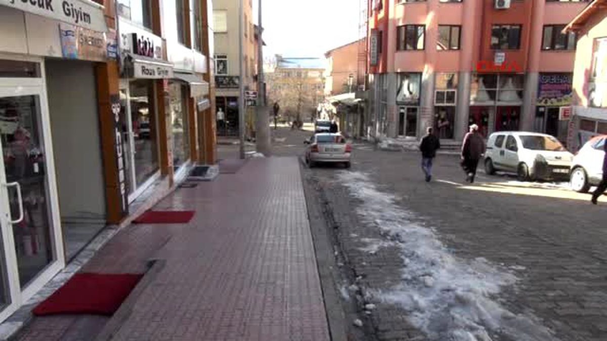 Tunceli'de Kepenkler Kapalı