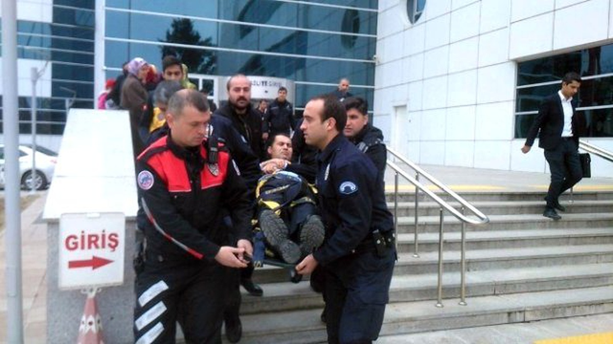 Adliyede Yumruklar Konuştu: 1\'i Polis 2 Yaralı