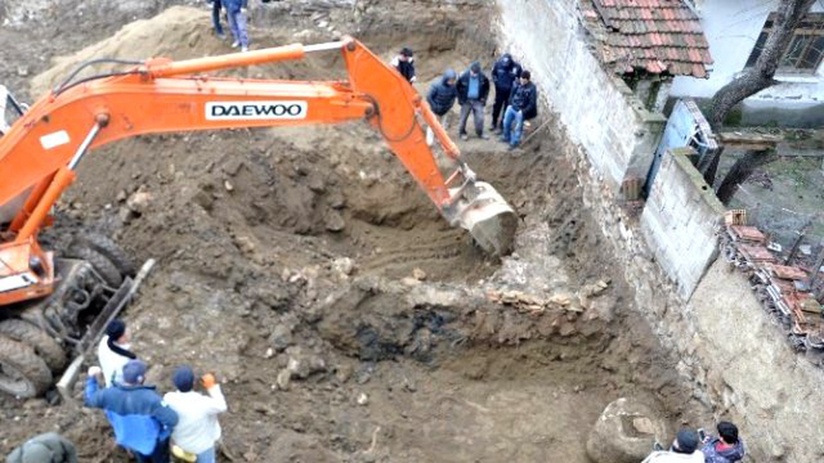 Altın Olduğu İddiaları Ayyuka Çıkınca Arsada Kazı Yapıldı