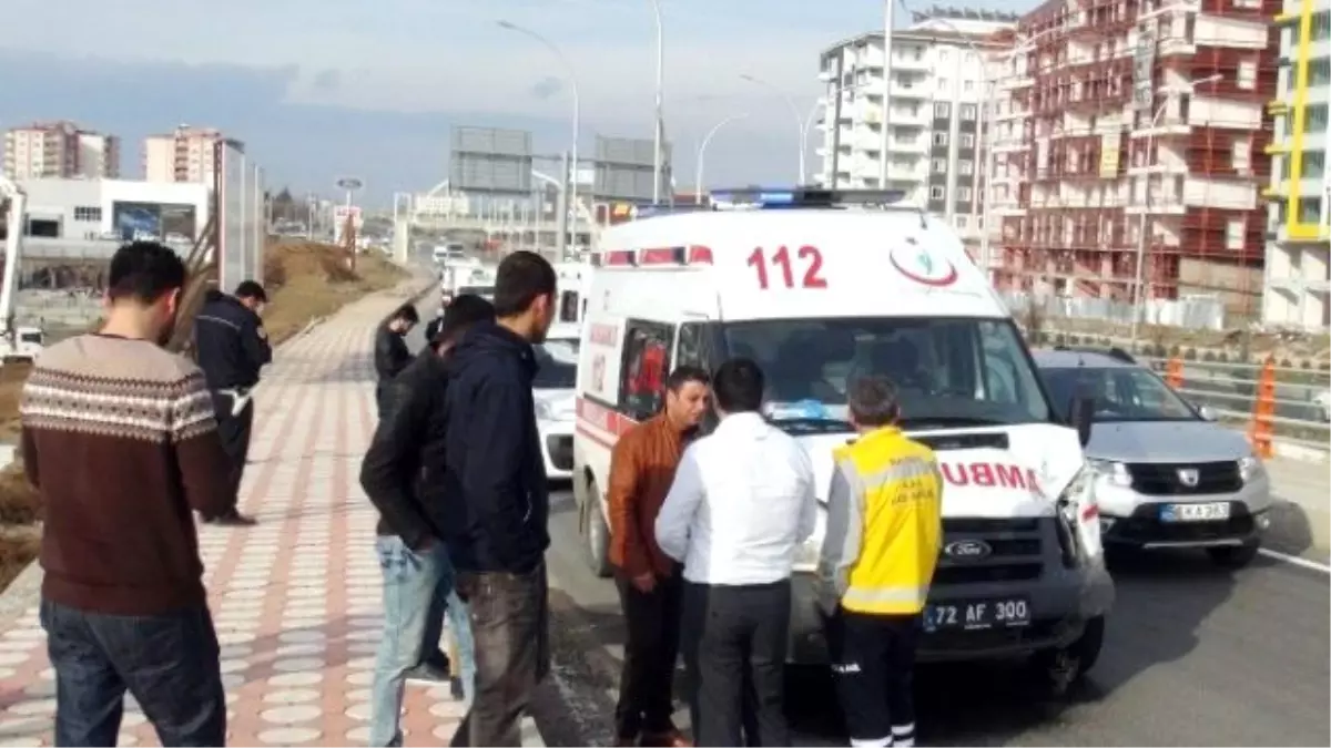 Ambulans Otomobille Çarpıştı: 2 Yaralı