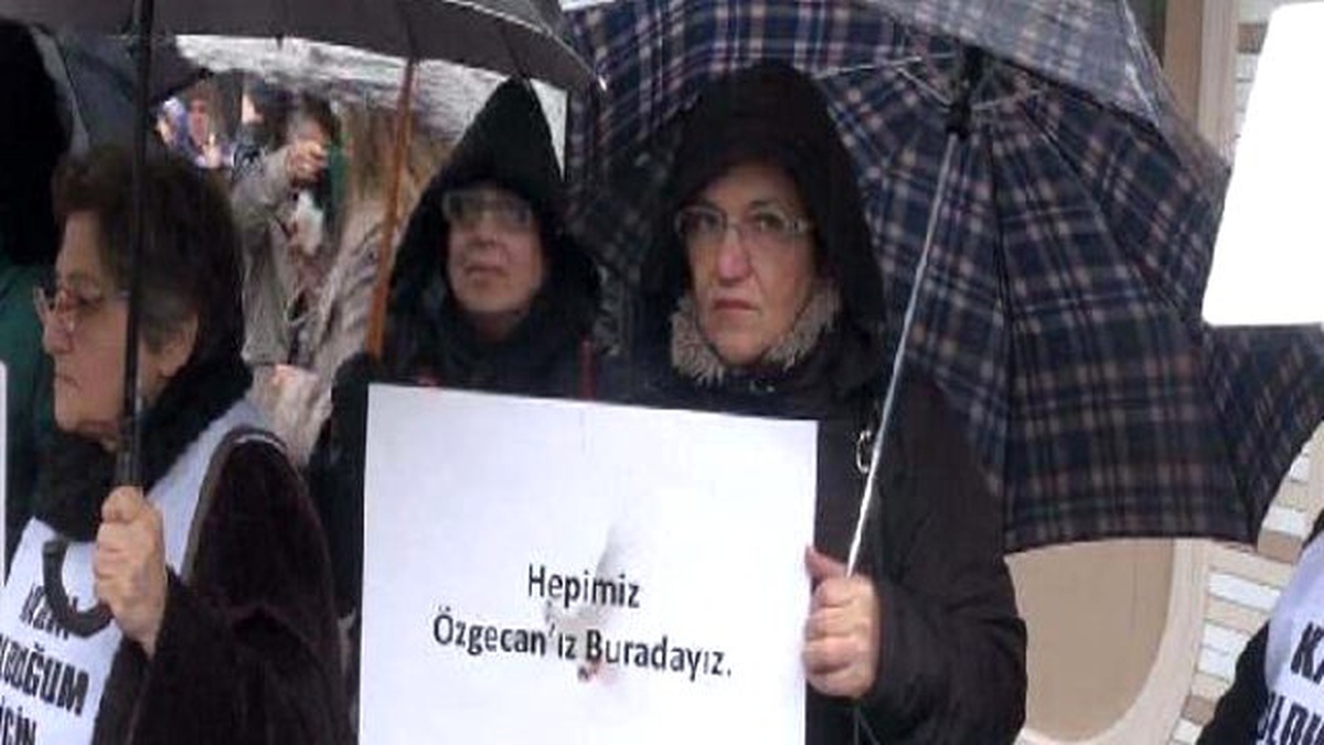 CHP\'li Kadınlar "Özgecan" İçin Yürüdü