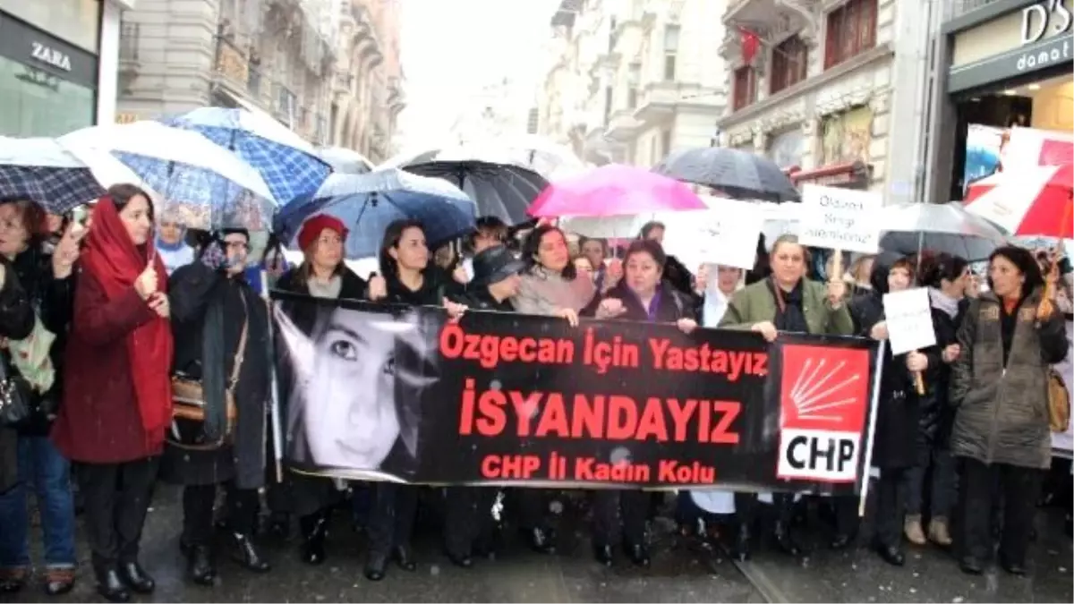 CHP\'li Kadınlar Yağmur Altında Özgecan Aslan İçin Yürüdü