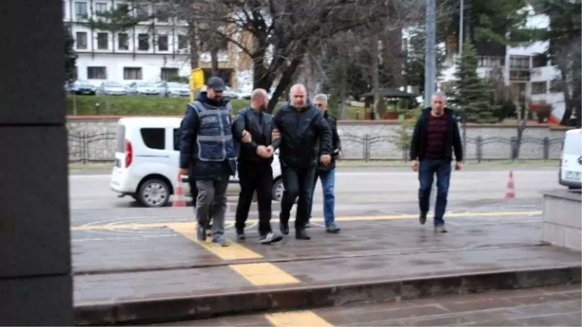 İki Cinayet Zanlısı Sahte Kimlikle Kaçerken Yaklandı