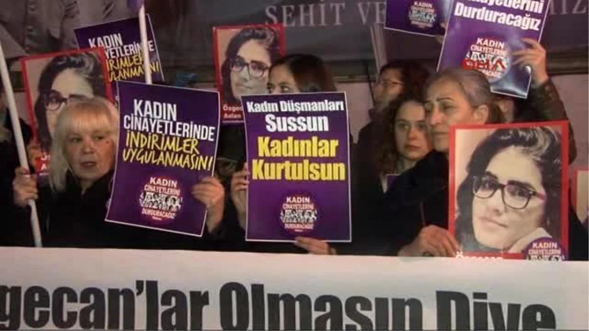 Galatasaray Meydanı\'nda Kadınlardan Özgecan Eylemi...