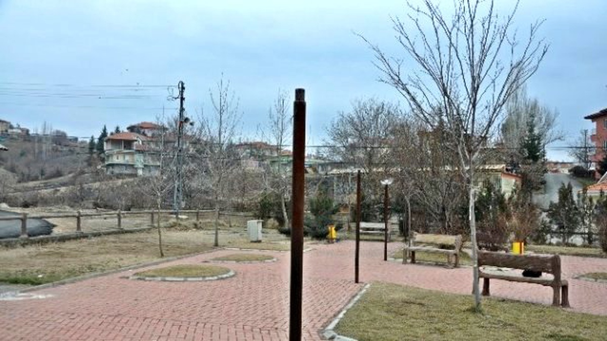 Gölbaşı\'ndaki İki Parkın Lambaları Kırıldı
