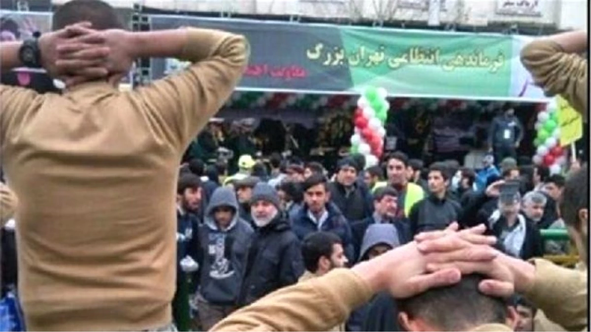 İran\'daki Devrim Kutlamalarına Damgasını Vuran Kareler