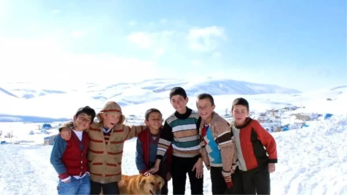 Kapanan Köy Yolu Çocukların Eğlencesi Oldu