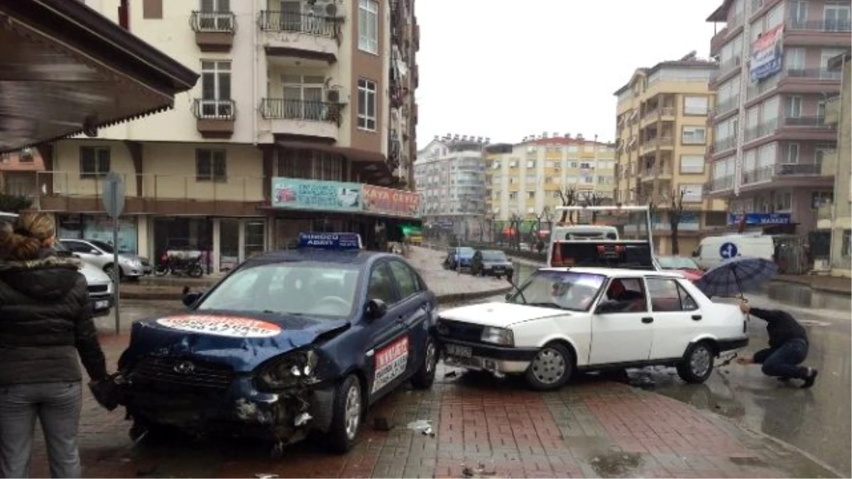 Manavgat\'ta Trafik Kazası: 3 Yaralı