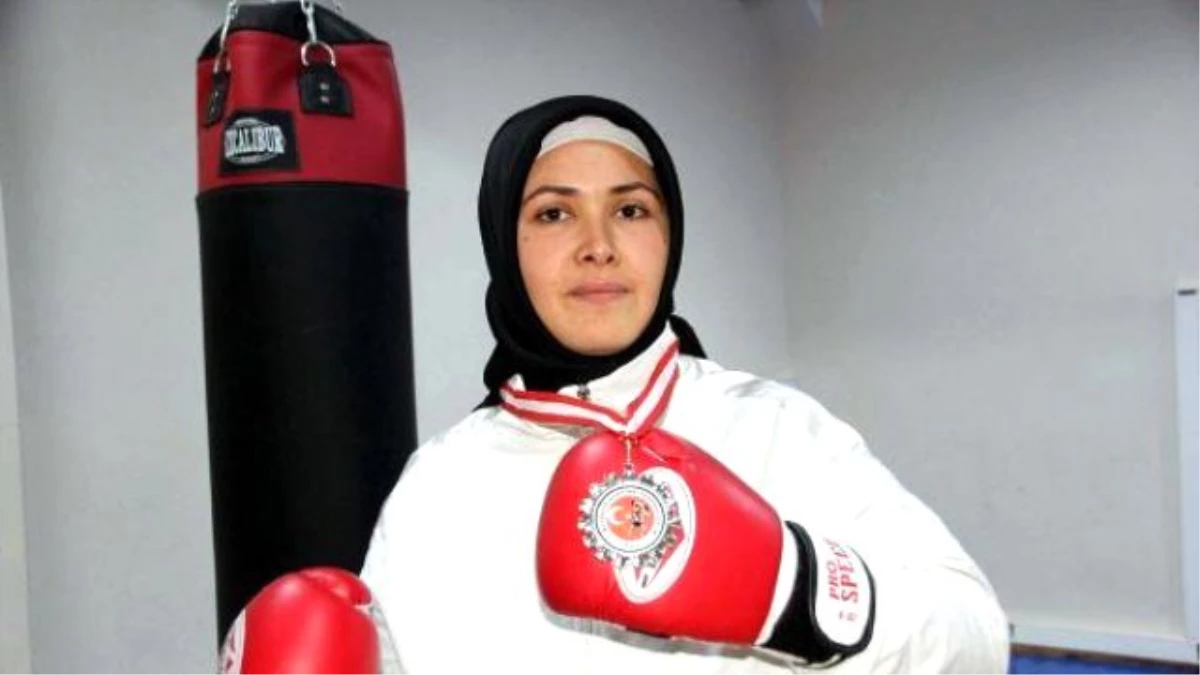 Mersinli Ev Kadını, Muay Thai\'de Türkiye İkincisi Oldu