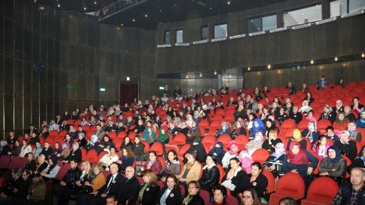 Özgecan Tarsus\'ta Anıldı