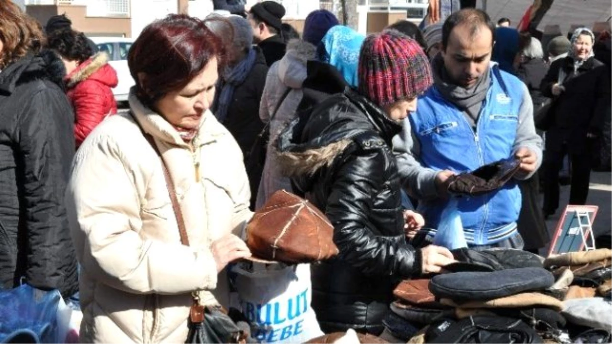 Rusya\'ya Giden Kürklü Deri Şapkalar Gümrükten Döndü, Türkiye\'de 5 Liraya Satılıyor