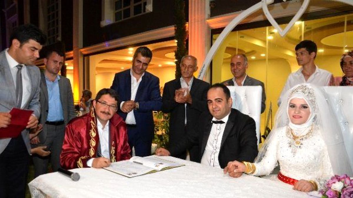 Şehzadeler\'de Bin 500 Çift Dünya Evine Girdi