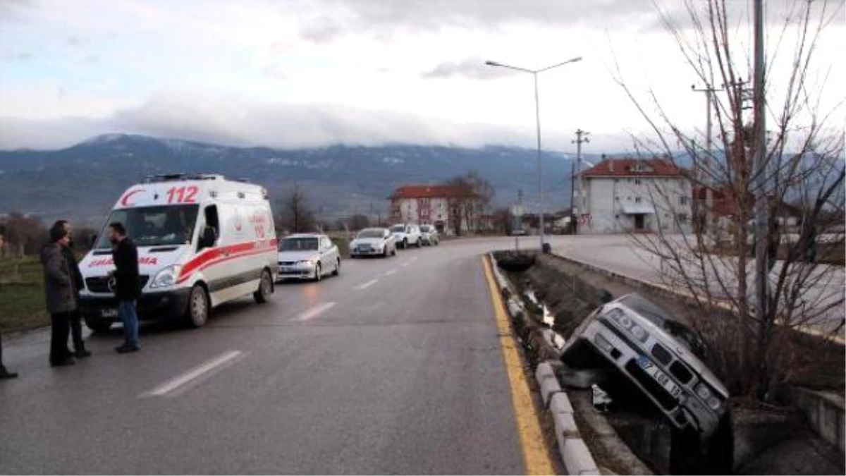 Su Kanalına Devrilen Otomobilin Sürücüsü Yaralandı