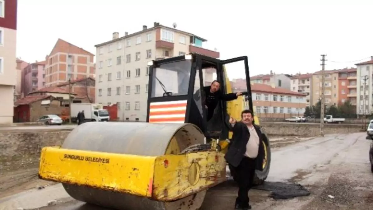 Sungurlu\'da Bozulan Yollara Bakım Yapılıyor