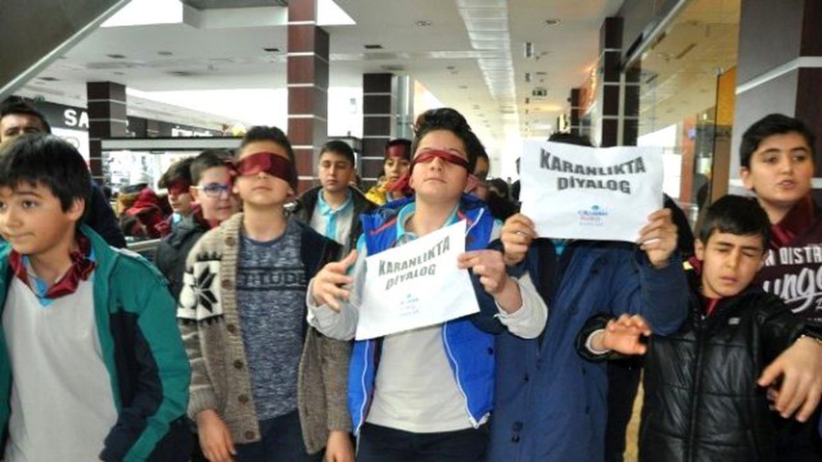 Tatvan\'da Öğrencilere "Karanlıkta Diyalog" Yürüyüşü