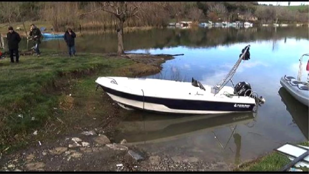 Terkos Gölü\'nde Balıkçı Teknesi Alabora Oldu: 1 Ölü, 1 Yaralı, 2 Kayıp (1)