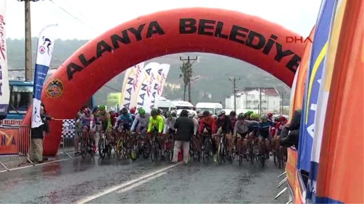 Türkiye Bisiklet Şampiyonası 1\'inci Ayak Puanlı Yol Yarışları Alanya\'da Başladı