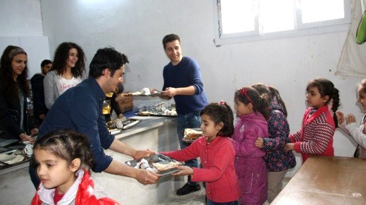 Üniversite Öğrencilerinden Suriyeli Yetimlere Yemek