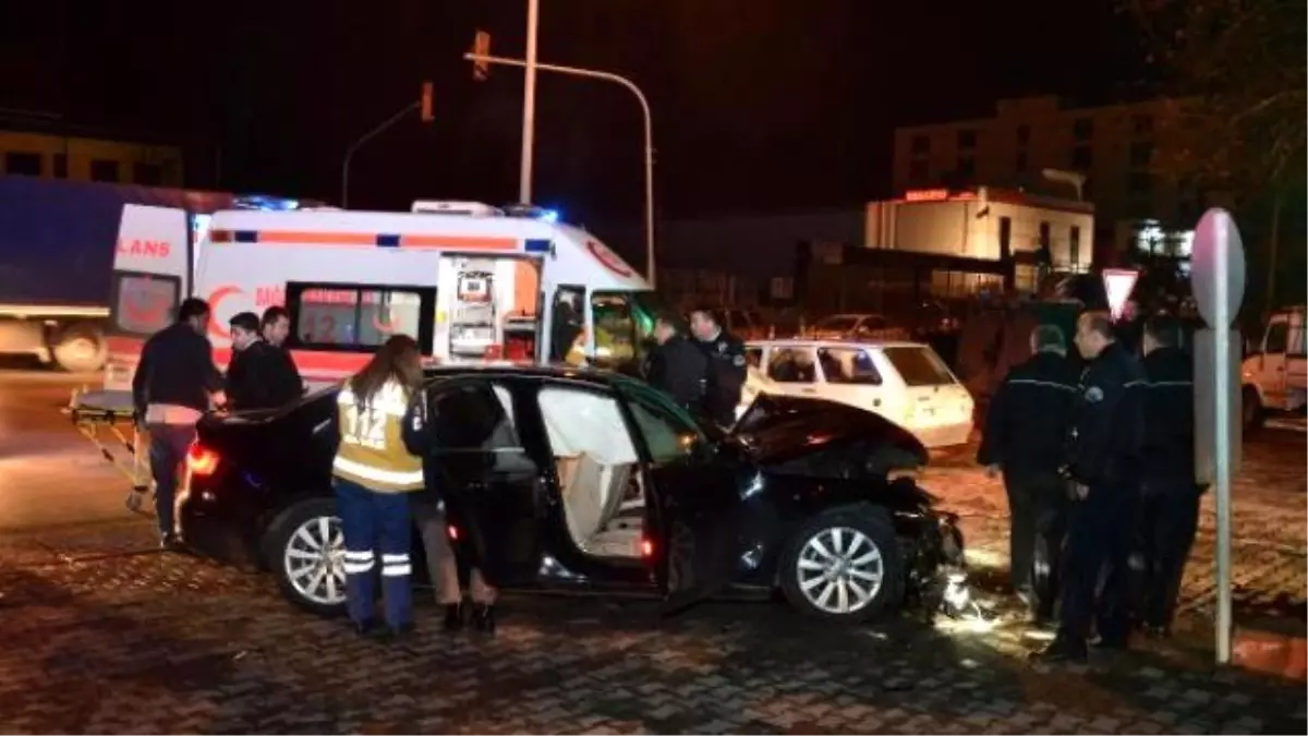 Zırhlı Polis Aracı ile Otomobil Çarpıştı: 3\'ü Polis 6 Yaralı