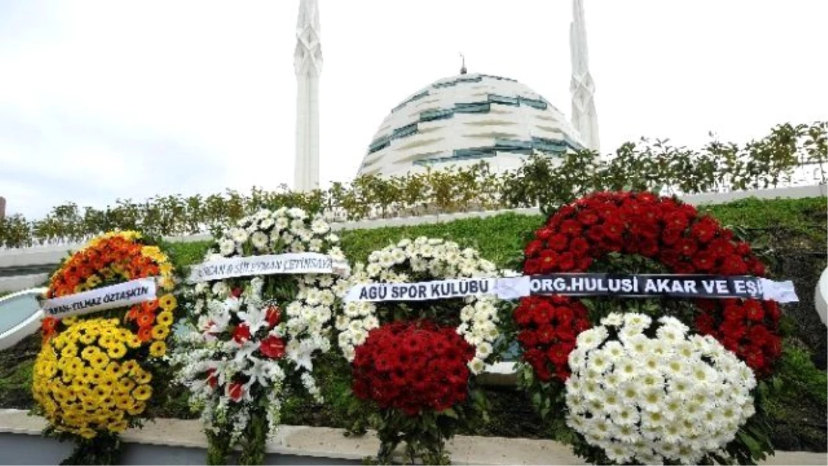 Abdullah Gül\'ün Kayınpederinin Cenazesine Çelenkler Alınmadı