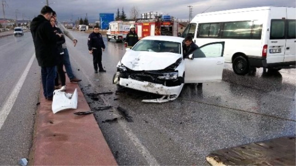 Afyonkarahisar\'da Trafik Kazası: 3 Yaralı