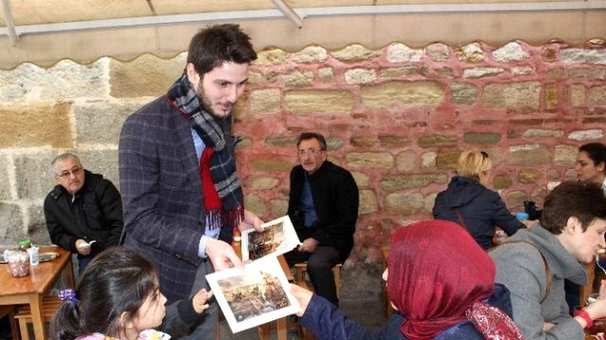 AK Parti\'li Gençler Atatürk Portresi Dağıttı