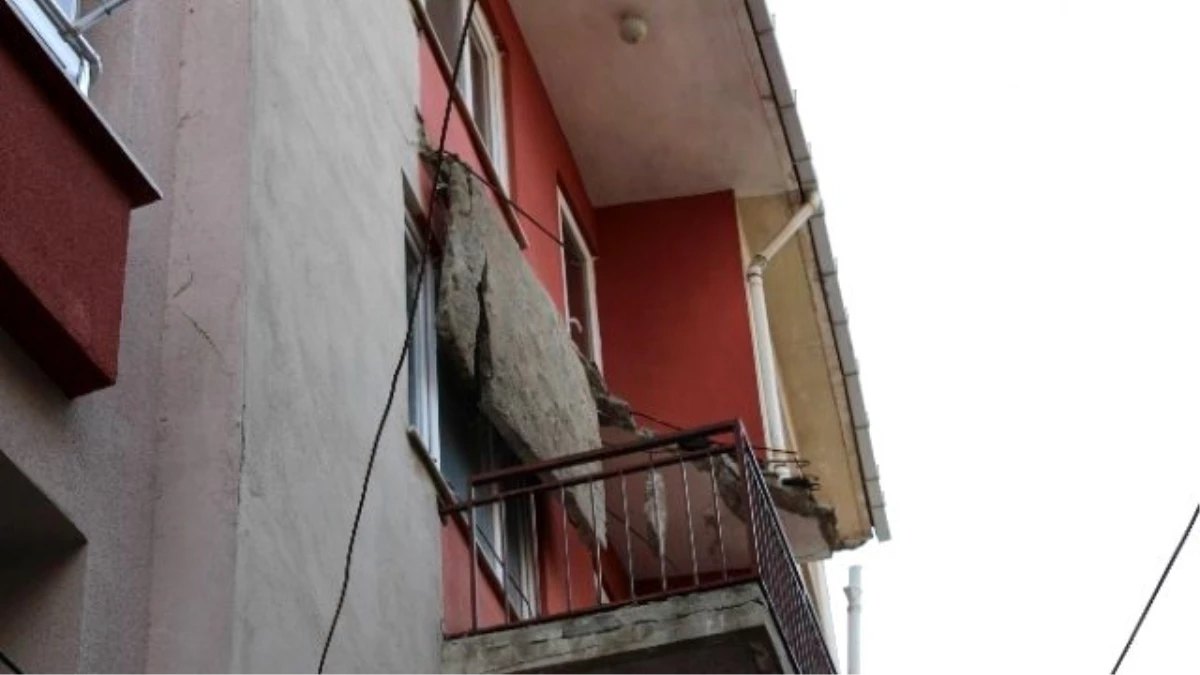 Apartmanın Balkonu Çöktü