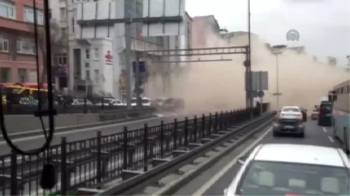 Beyoğlu\'nda İki Bina Çöktü - Tarlabaşı Bulvarı Toz Bulutuna Büründü