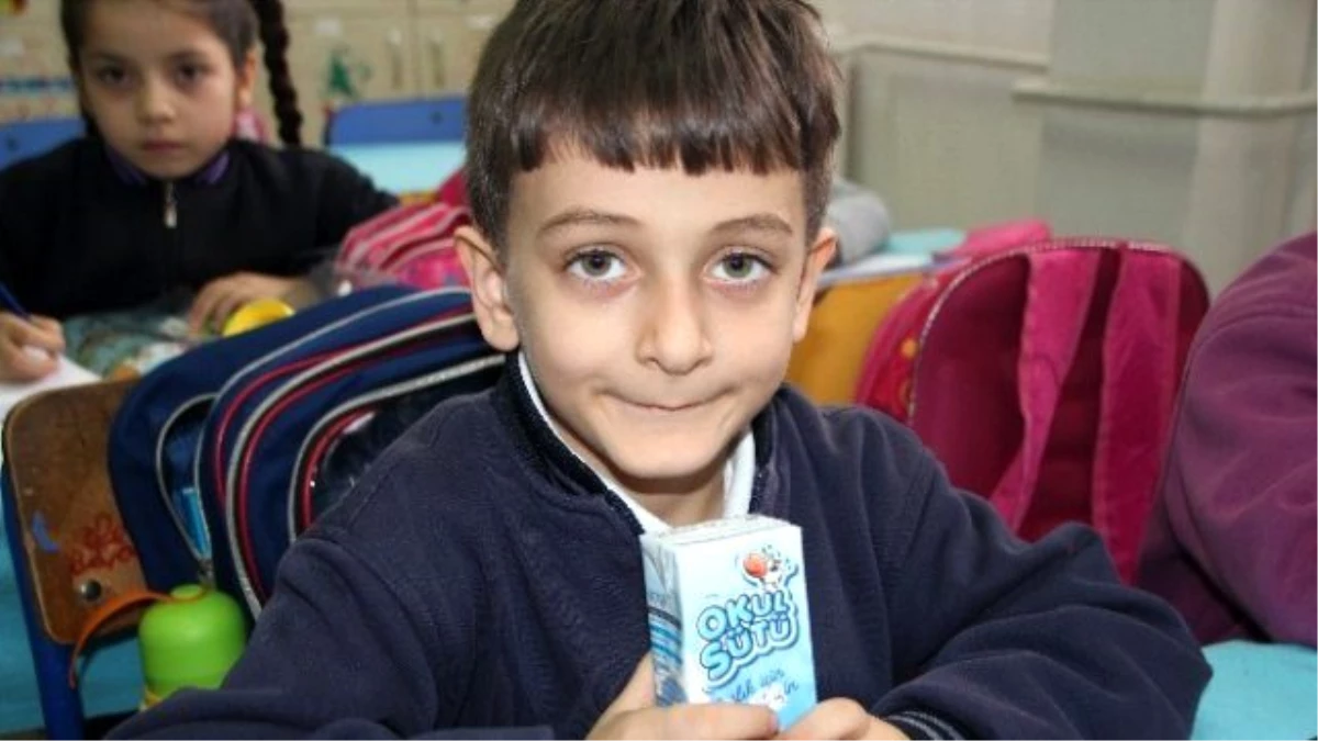 Bilecik\'te Okullarda Süt Dağıtılmaya Başlandı