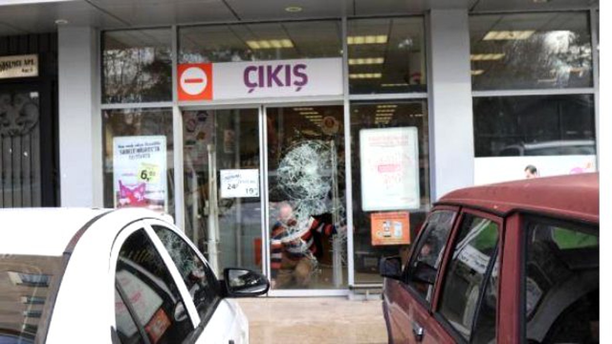 Camlarını Kırıp Marketleri Soydu