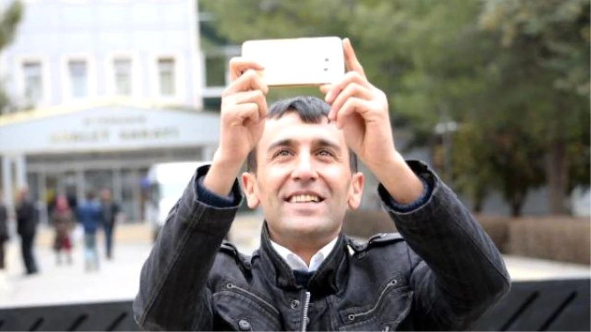 Diyarbakır Adliyesi Önünde \'Selfie\' Çekti, Terörle Suçlandı