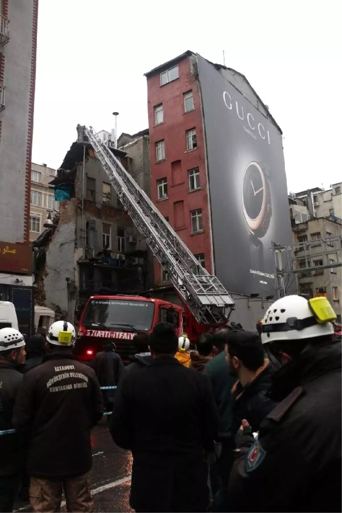 Fotoğraf) Olası Faciayı Otoparkçılar Önledi