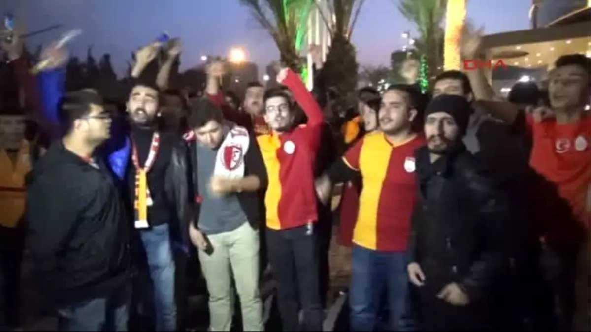 Galatasaray\'a Mersin\'de Meşaleli Karşılama