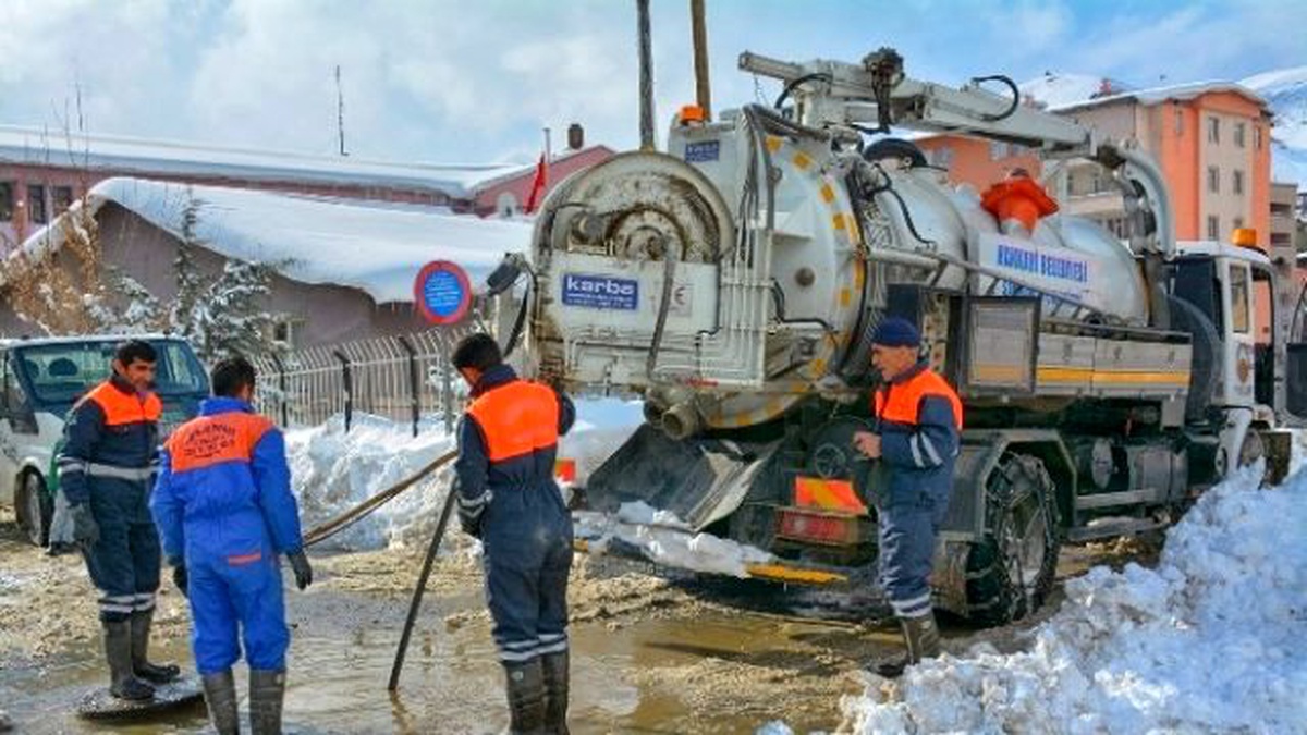 Hakkari Belediyesi Kar Kış Dinlemeden Çalışıyor