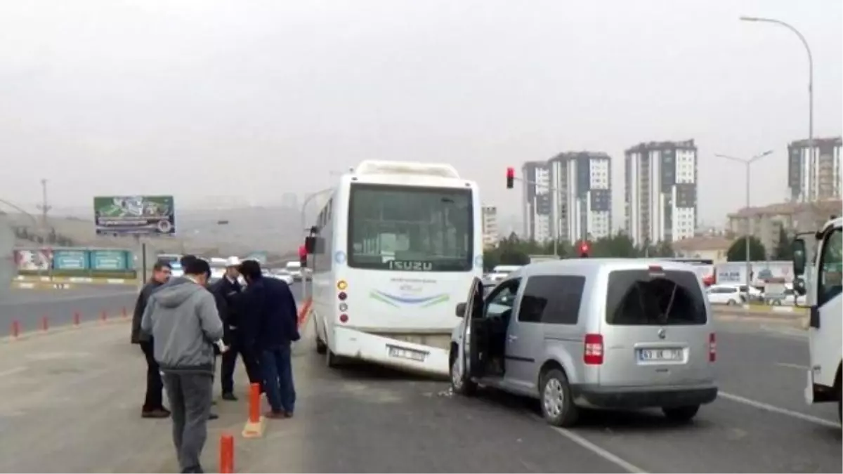 Halk Otobüsüne Çarpan Aracın Sürücüsü Yaralandı