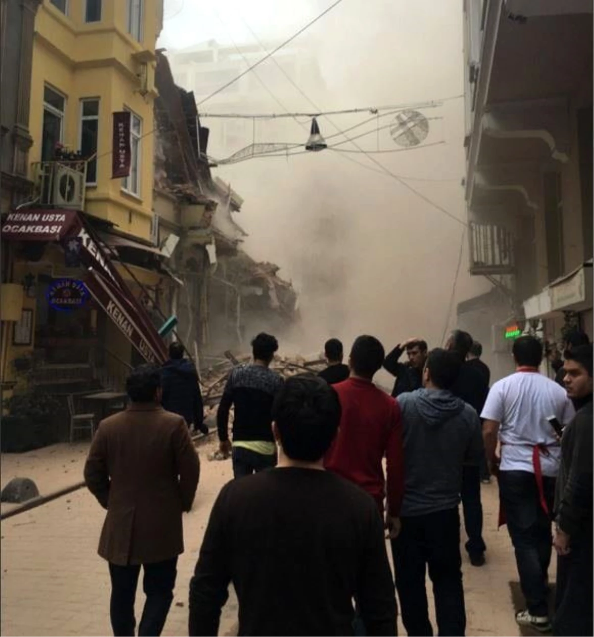 İstiklal Caddesi Yakınında 5 Katlı Bina Çöktü!