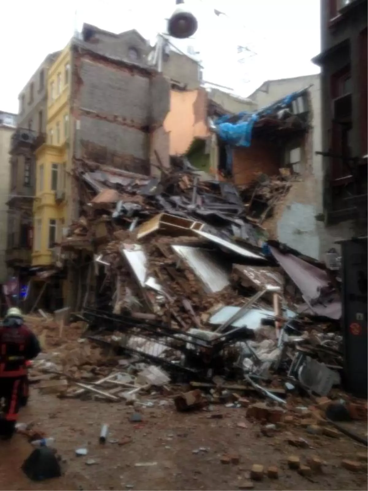 İstiklal Caddesi Yakınlarında Bina Çöktü (2)