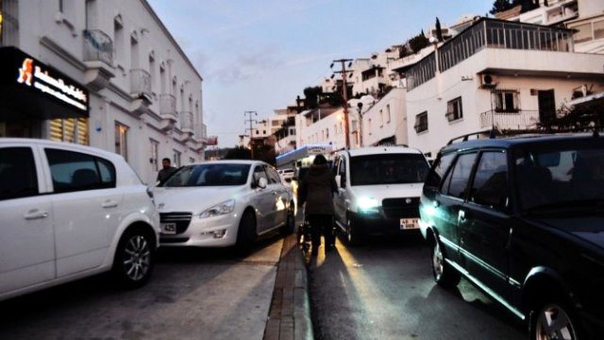 Kaldırım Araçlarla Dolunca Bebek Arabasıyla Trafikten İlerledi