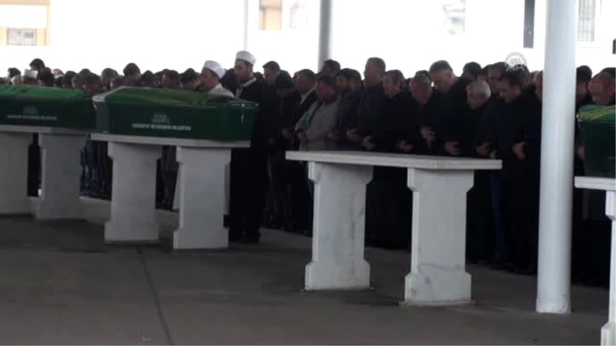 Karkamış\'ta Silahlı Saldırıda Öldürülen Çiftin Cenazesi Toprağa Verildi