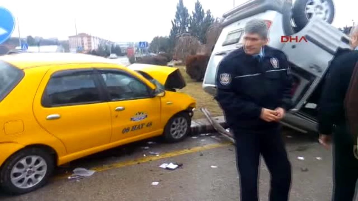 Kazanda Taksi ile Otomobil Kavşakta Çarpıştı 2\'si Çocuk 8 Yaralı