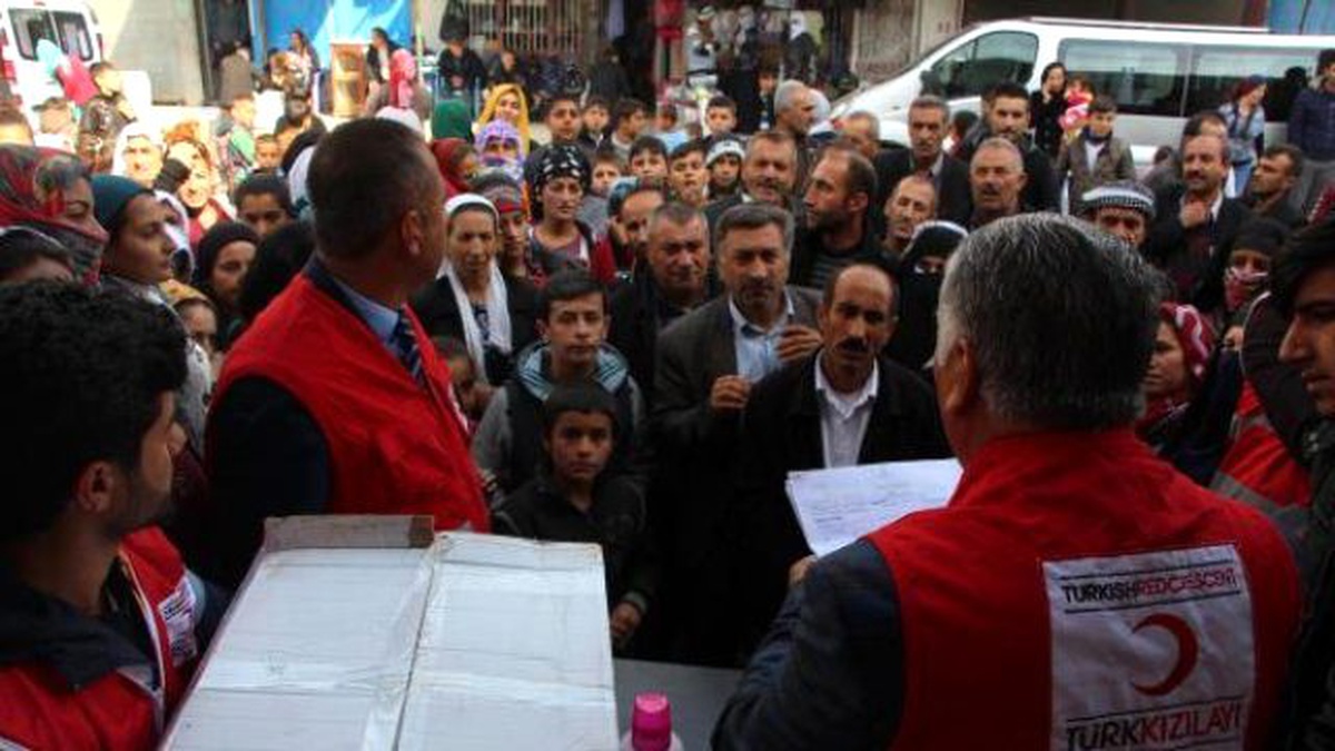 Kızılay, Silopi\'de 350 Aileye Giysi ve Temizlik Malzemesi Yardımı Yaptı