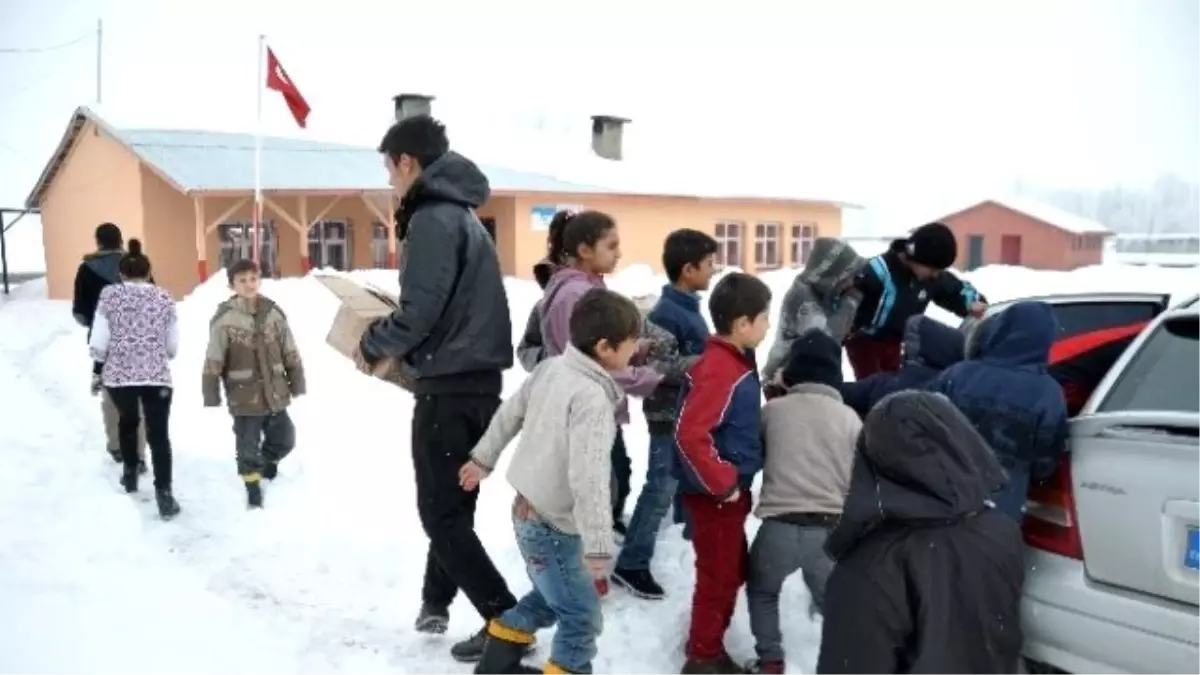 Köy Okulu Öğrencilerine Yardım