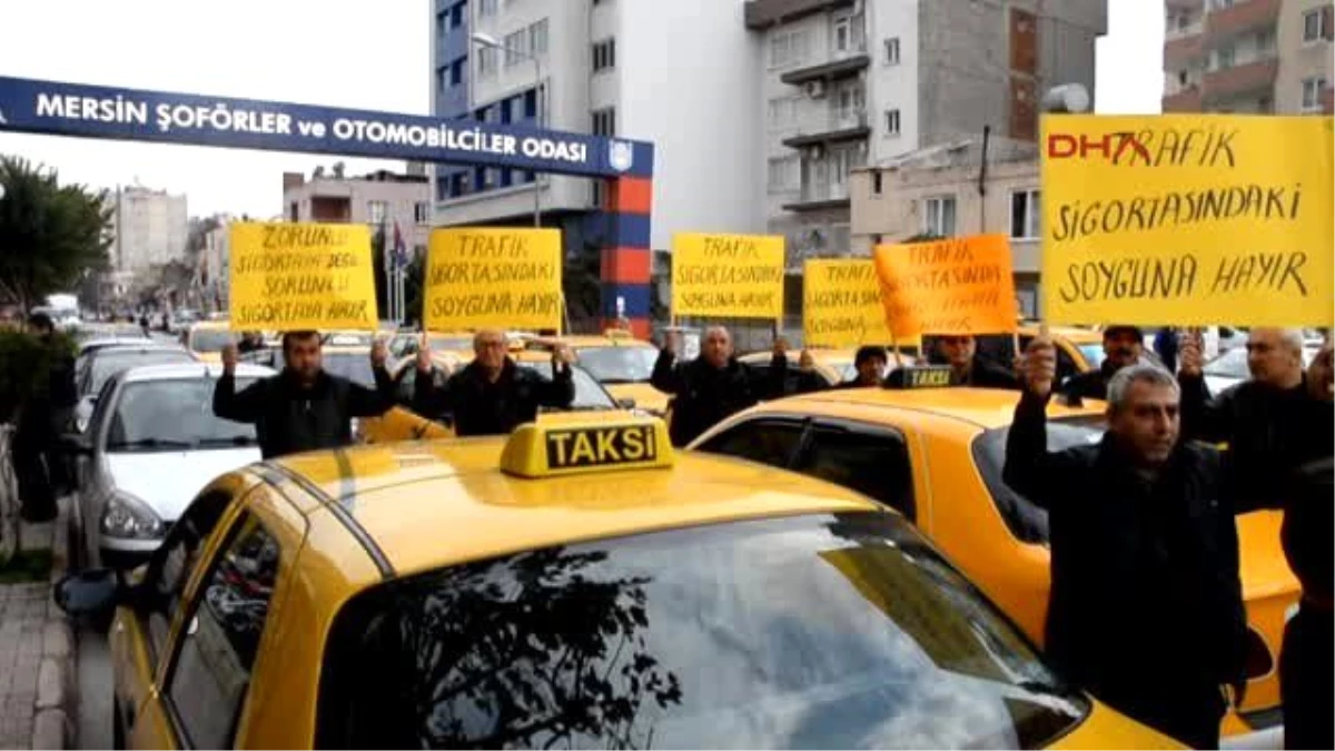 Mersin\'de Taksiciler Eylem Yaparak Sigorta Primlerinin Yüksek Olmasına Tepki Gösterdi