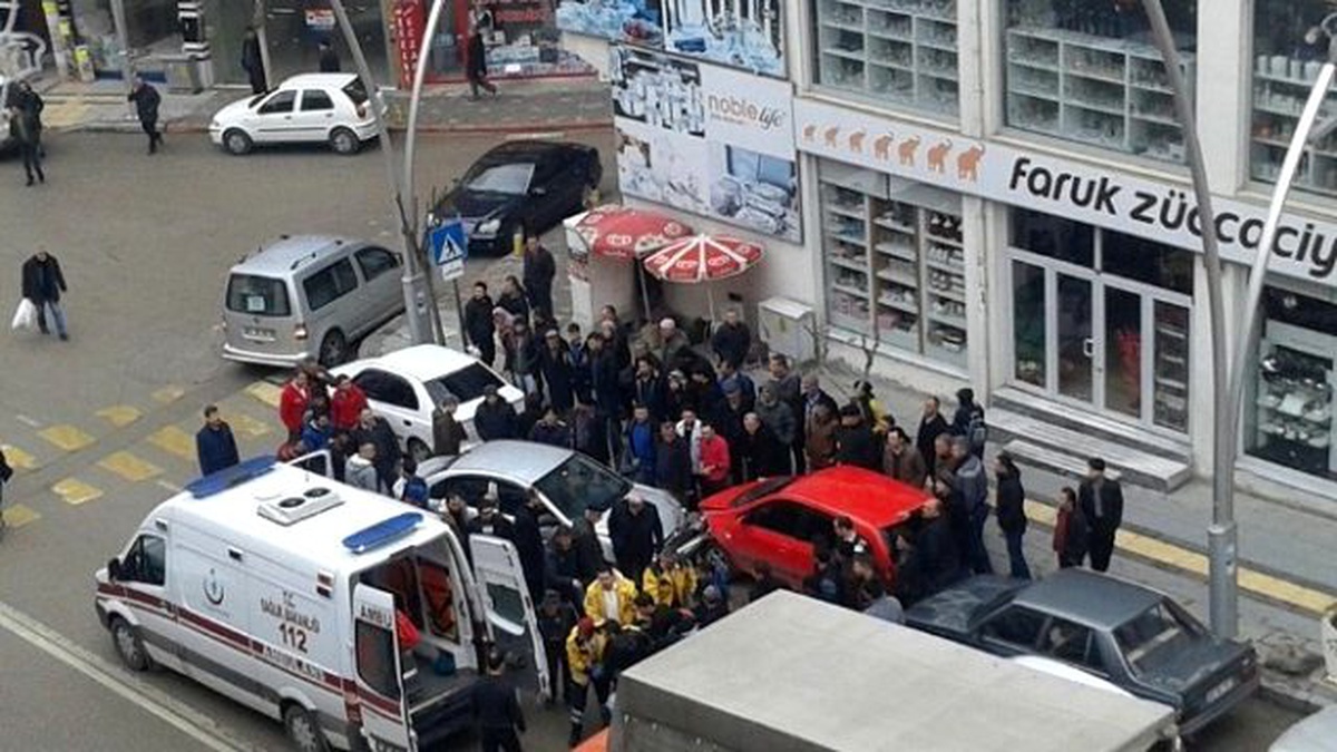 Otomobilin Yaşlı Adama Çarpma Anı Güvenlik Kamerasına Yansıdı