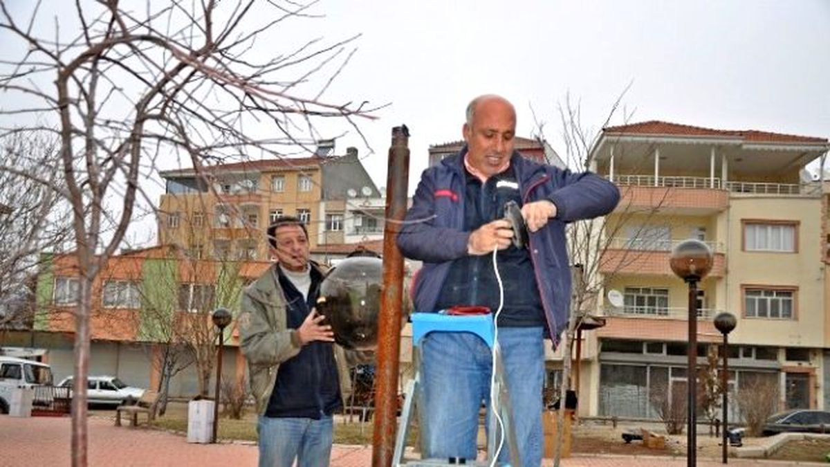 Parklarda Kırılan Lambalar Tamir Edildi