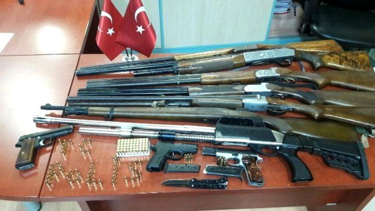 Ruhsatsız Av Tüfeği Bayiğinde Ruhsatsız Tabanca ve Tüfekler Ele Geçirildi
