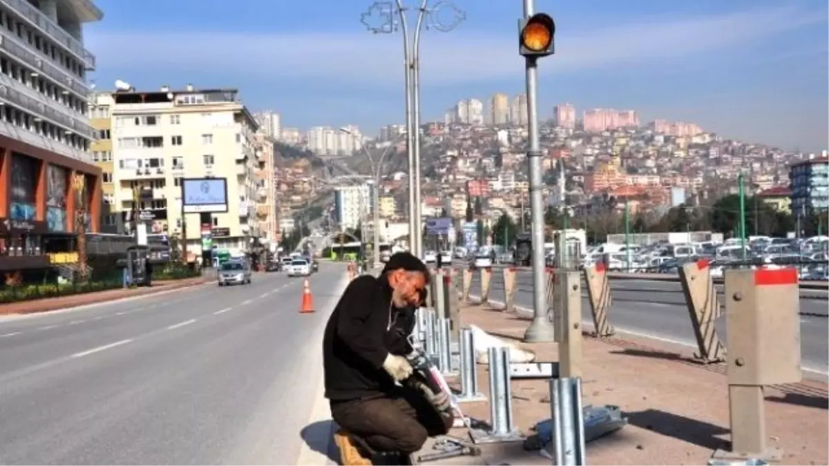 Adalet Köprüsü Korkulukları Yenilendi