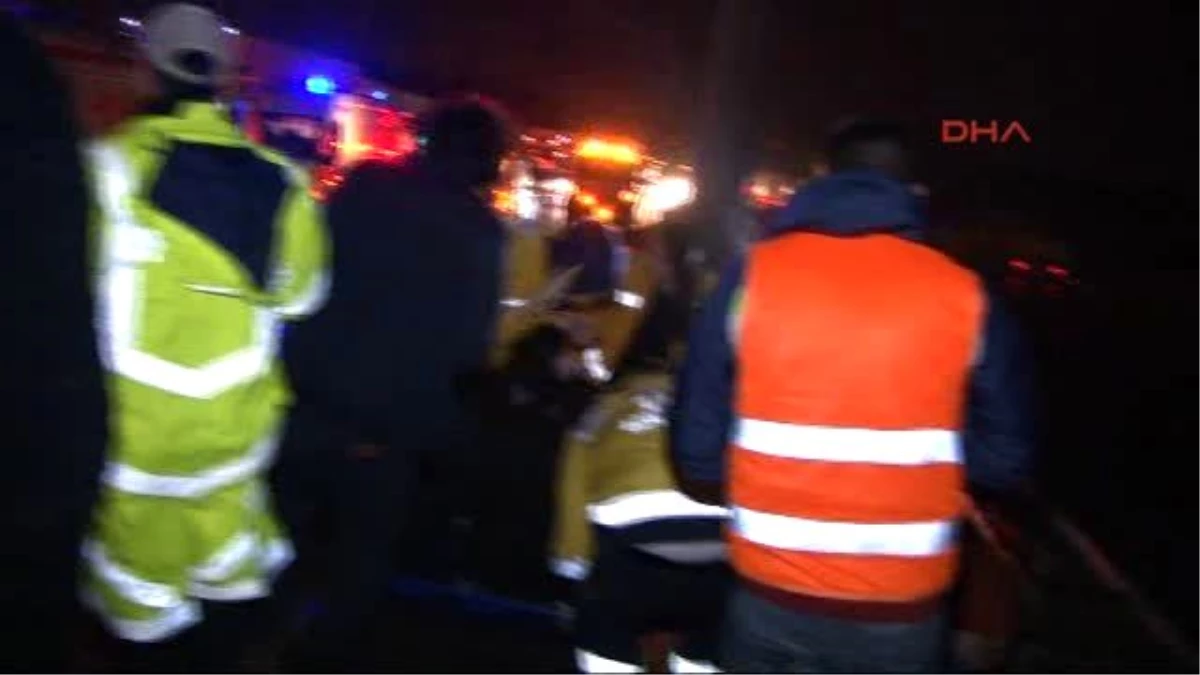 Bariyerlere Çarparak Havalanan Kamyonet Otomobilin Üzerine Uçtu: 3 Yaralı