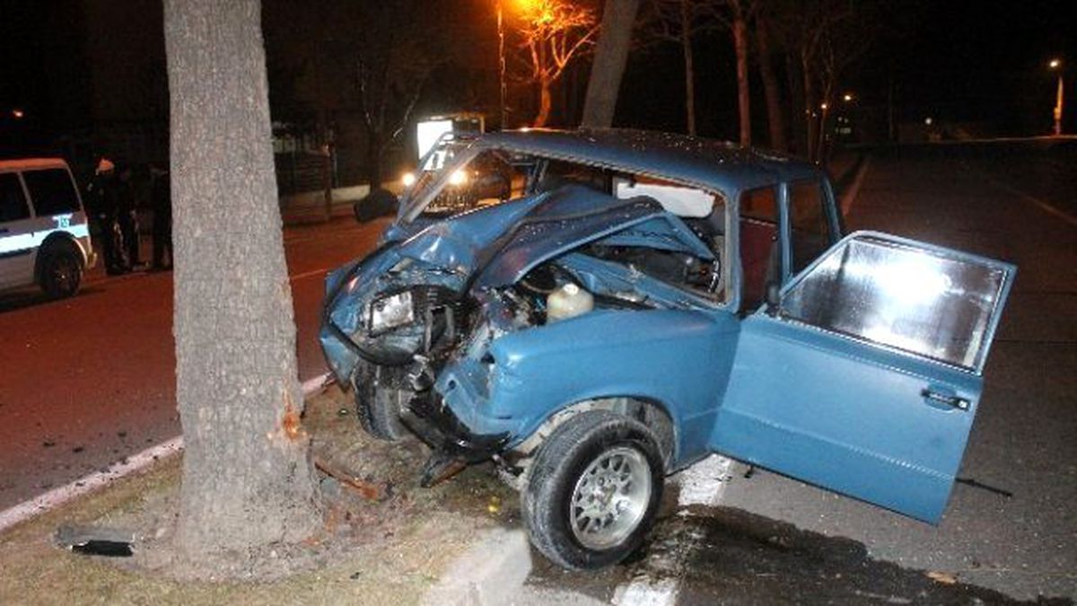 Ehliyetsiz Sürücü Ağaca Çarptı: 1 Yaralı