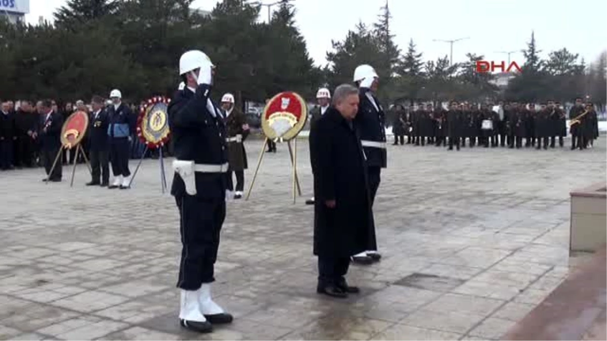 Erzincan Şehit Mezarlarına Kırmızı Karanfil Bırakıldı